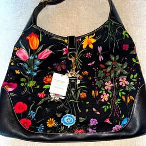 GUCCI -Gorgeous GUCCI floral bag with leather. Both a hand or shoulder bag 🌸